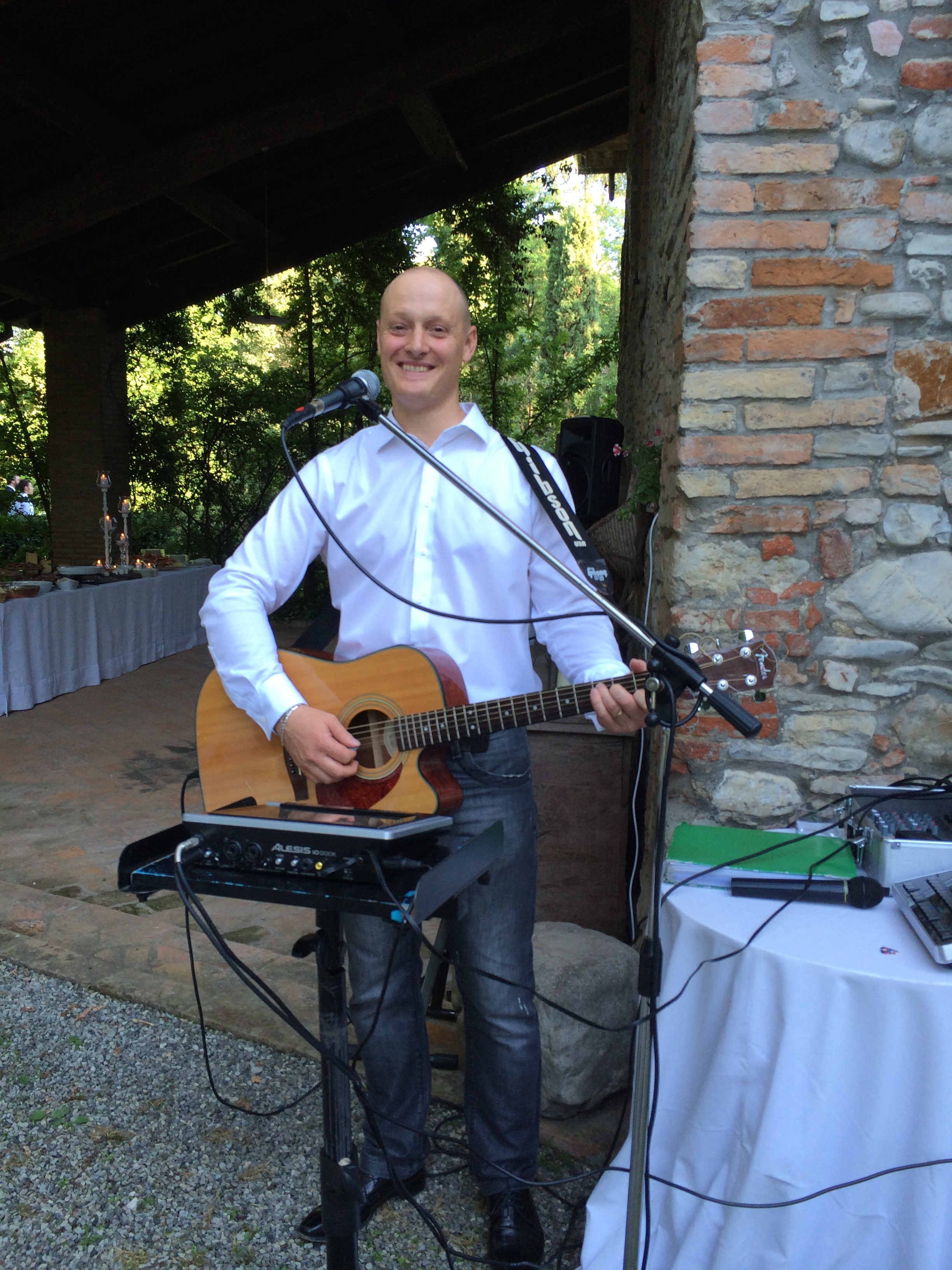 Serata con ospiti seduti e musica di sottofondo